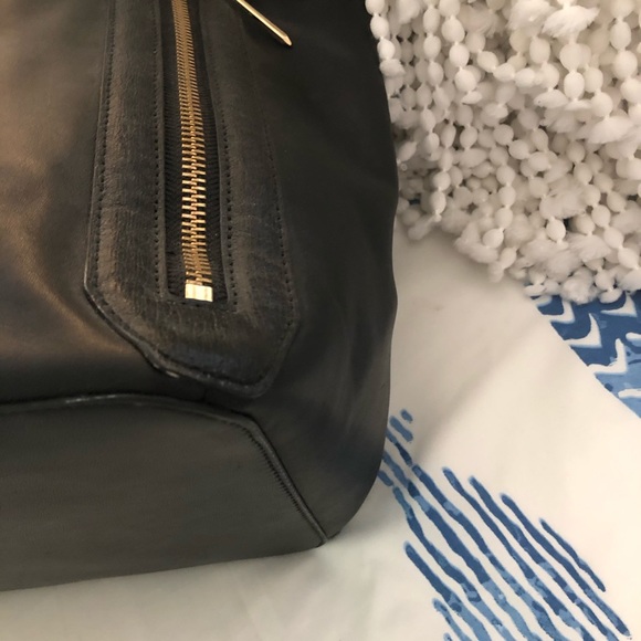 Pour la Victoire black leather bag with gold detail - Picture 8 of 8